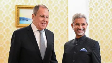 रूस के विदेश मंत्री लावरोव से मिलते भारत के एस जयशंकर- India TV Hindi