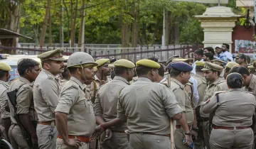 लखनऊ में अदालत के बाहर जमा पुलिसकर्मी- India TV Hindi
