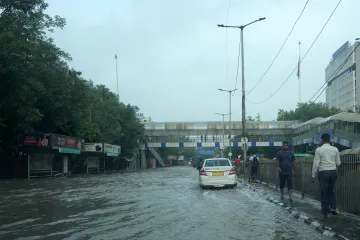 Delhi Flood Electric pole gets electrocuted due to waterlogging at ITO two people got shocked- India TV Hindi