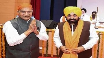 Punjab Governor Banwarilal Purohit with Chief Minister Bhagwant Mann- India TV Hindi