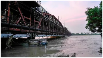 Yamuna's water level rises again in Delhi old Loha bridge closed Indian Railways gave this informati- India TV Hindi