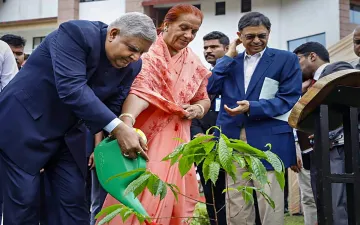 आईआईटी गुवाहाटी के परिसर में ब्रह्म कमल और रुद्राक्ष के पौधे लगाते हुए उपराष्ट्रपति जगदीप धनखड़ और उ- India TV Hindi
