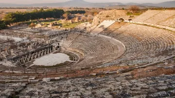 रोम जलने पर बांसुरी बजाने वाले राजा का 2 हजार साल पुराना थिएटर मिला- India TV Hindi