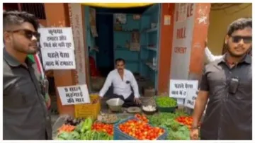 tomatoes, tomato bouncer, vegetable owner, tomato price, Samajwadi Party- India TV Hindi