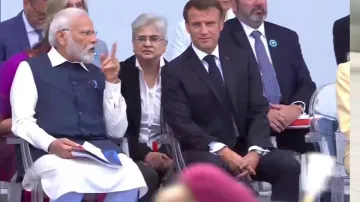 फ्रांस के बैस्टिल डे परेड में पीएम मोदी और राष्ट्रपति इमैनुएल मैक्रों- India TV Hindi