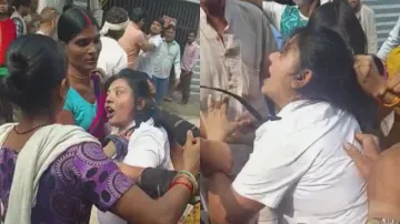 महिला की पिटाई करते हुए लोग।- India TV Hindi
