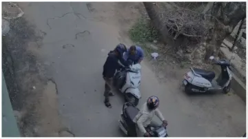 Bengaluru Crime News Two miscreants looted scooty rider by showing sharp weapons CCTV video went vir- India TV Hindi