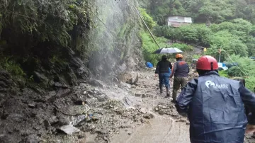 landslide on kedarnath yatra route- India TV Hindi