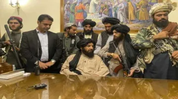 साथ आए तालिबान और अमेरिका, अफगान संकट पर अमेरिकी अधिकारियों ने की बातचीत- India TV Hindi