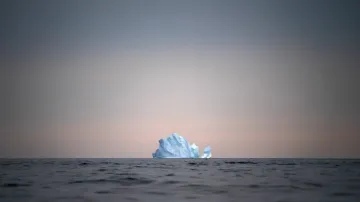अंटार्कटिका से पिघलता बर्फ का विशाल भाग।- India TV Hindi