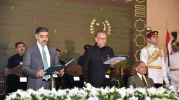 पाकिस्तान में कार्यवाहक प्रधानमंत्री और उनके मंत्रिमंडल को शपथ दिलाते राष्ट्रपति आरिफ अल्वी।- India TV Hindi