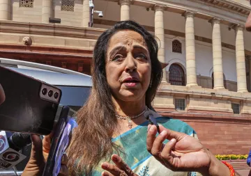 हेमा मालिनी ने कांग्रेस पर शायराना अंदाज में साधा निशाना।- India TV Hindi