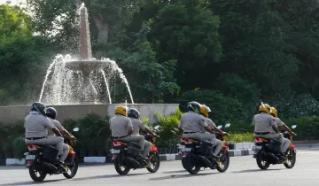 बाइक पर गश्त करते दिल्ली पुलिस के जवान- India TV Hindi