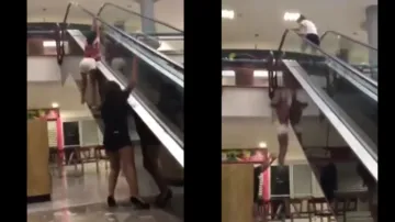 Escalator के साथ बच्चे कर रहे थे खिलवाड़ तभी हो गया भयानक हादसा- India TV Hindi