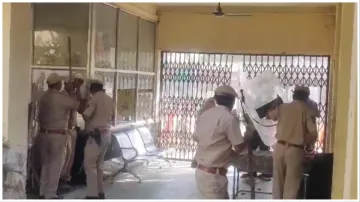 rajasthan police station atacked by stone pelters in rajsamand watch viral video- India TV Hindi