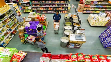 जेनरल स्टोर में सामान खरीदते हुए कस्टमर्स।- India TV Paisa