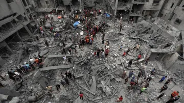 इज़रायली हवाई हमलों के बाद गाजा में नष्ट हुई बिल्डिंग- India TV Hindi