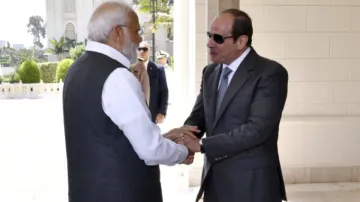 पीएम मोदी और मिस्र के राष्‍ट्रपति अब्‍देल फतेह अल सिसी। - India TV Hindi