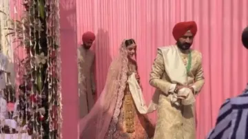 शादी के बंधन में बंधे पंजाब के खेल मंत्री- India TV Hindi