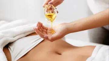 health benefits of oiling belly button- India TV Hindi