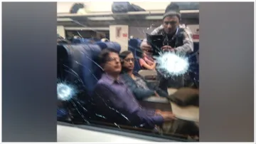 Vande Bharat Stone pelted on Vande Bharat train in Odisha window glass broken police registered a ca- India TV Hindi