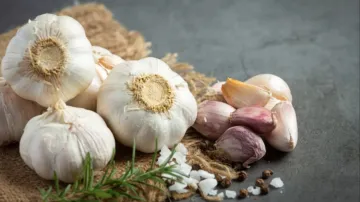 side effects of eating garlic - India TV Hindi