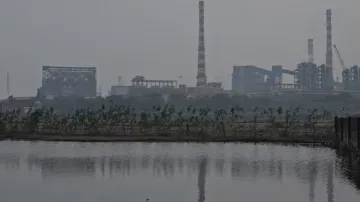 एनएमडीसी स्टील प्लांट से निकल रहा दूषित पानी- India TV Hindi