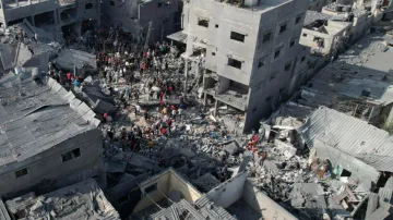गाजा में इजरायली बमबारी से बर्बाद आशियाने।- India TV Hindi