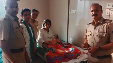 महिला ने सड़क पर बच्चे को दिया जन्म।- India TV Hindi