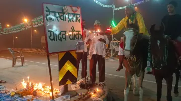 तेजस्वी के समर्थकों ने घोड़े पर सवार होकर उतारी आरती।- India TV Hindi