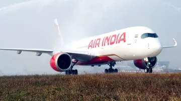 दिल्ली एयरपोर्ट पर शनिवार को रनवे पर खड़ा एयर इंडिया के बैनर तले पहला एयरबस ए 350-900 विमान।- India TV Paisa