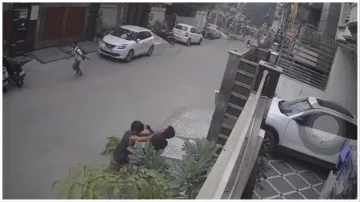 delhi knife attack Three people attacked a person with a knife in Delhi adarsh nagar video went vira- India TV Hindi