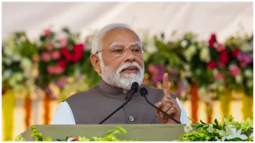 PM Narendra Modi reaches Varanasi after Surat will gift projects worth crores- India TV Hindi