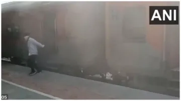 indian railway Smoke was detected in a bogie of Jharkhand Sampark Kranti Express train earlier today- India TV Hindi