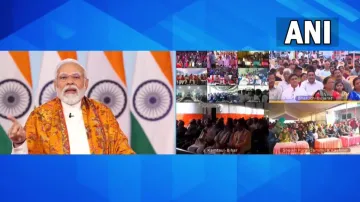 वीडियो कॉन्फ्रेंसिंग के जरिए लाभार्थियों से संवाद करते पीएम मोदी- India TV Hindi