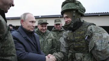 रूसी सैनिकों के साथ राष्ट्र्पति पुतिन। - India TV Hindi