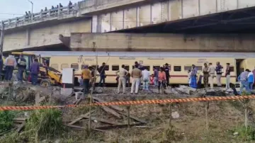 मुर्शिदाबाद में बड़ा ट्रेन हादसा टला।- India TV Hindi