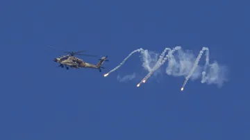 गाजा पर बमबारी करती इजरायली सेना।- India TV Hindi