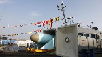 ईरान ने अपनी नौसेना के बेड़े में शामिल की अत्याधुनिक क्रूज मिसाइलें।- India TV Hindi