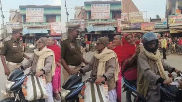 पुलिस वाला दादा और दादी के साथ भोजपुरी में बात करता हुआ।- India TV Hindi