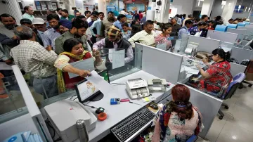 बैंक शाखा के अन्दर मौजूद कस्टमर्स और काम करते कर्मचारी।- India TV Paisa