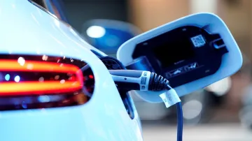 इलेक्ट्रिक व्हीकल इंडस्ट्री ने साल 2022 में कुल 10,25,063 गाड़ियां बेची थीं।- India TV Paisa
