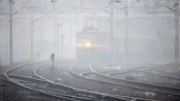 रेलवे पर भी बरसा कोहरे का कहर, कई घंटों की देरी से चल रही ट्रेनें- India TV Hindi