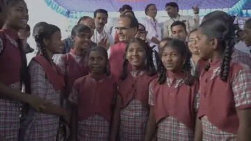 छात्राओं से घिरे शिवराज सिंह चौहान- India TV Hindi