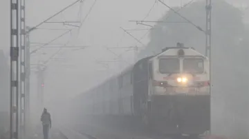 ट्रेनों पर कोहरे का असर।- India TV Hindi