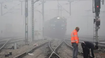 कोहरे के कारण ट्रेनें लेट। - India TV Hindi