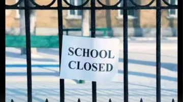 सभी सरकारी और प्राइवेट स्कूल बंद।- India TV Hindi