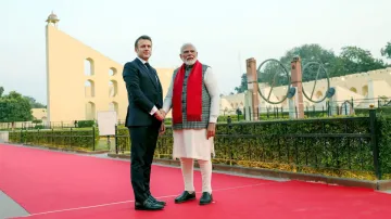 फ्रांस के राष्ट्रपति इमैनुएल मैक्रों पीएम मोदी के साथ। - India TV Hindi