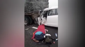 खड़े ट्रेलर में पीछे से घुसी कार।- India TV Hindi