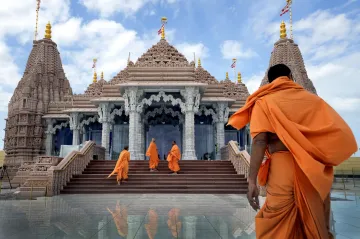 UAE में भारी बारिश, कल होगा पहले हिंदू मंदिर का उद्घाटन- India TV Hindi
